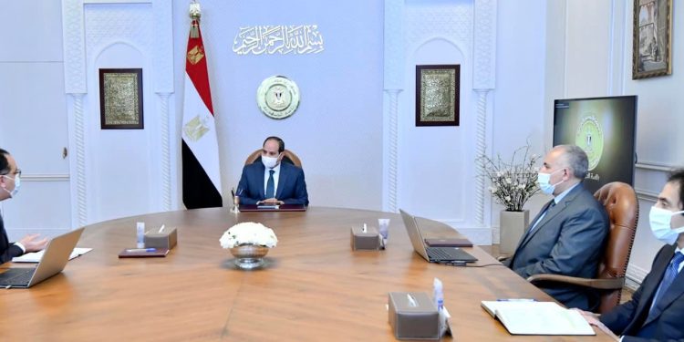 السيسي يجتمع بـ وزيرا المالية والتجارة لمواجهة تحديات قطاع الصناعة والتصدير  | اوان مصر