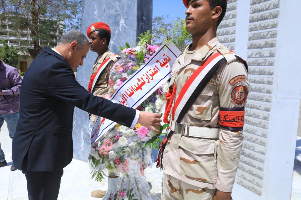 لعيدها القومي.. محافظ سوهاج يضع إكليل الزهور على النصب التذكاري لشهداء المحافظة