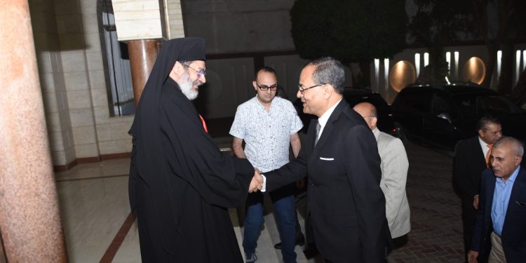 رئيس جامعة سوهاج يزور كنائس "الارثوذكسية والكاثوليكية والإنجيلية" للتهنئة بعيد القيامة المجيد 1