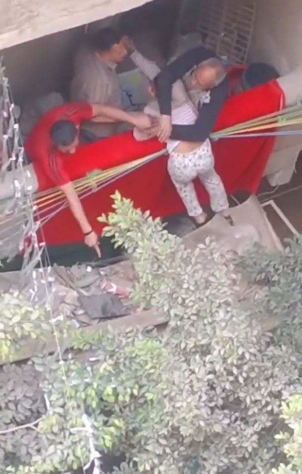 «أب في ثوب إبليس».. الأمن يفحص مقطع فيديو لشخص يحاول إلقاء إبنته من شرفة المنزل 2