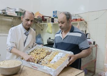 أكثر من 50 سنة.. أسرة قبطية بالفيوم احترفت صنع كحك العيد بأسعار مخفضة للمسلمين 5
