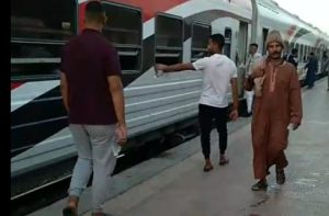 «في رمضان»| شباب دشنا يعزموا القطار على الإفطار بـ محطة السعادة (صور وفيديو) 3