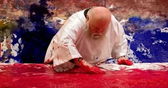 وفاة فنان نمساوي اشتهر بالرسم بدماء بشرية عن عمر يناهز 83 عاما (صور)