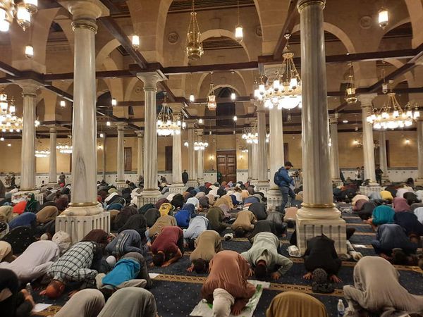 وزير الأوقاف ينشر صور أول صلاة تراويح بـ مسجد الإمام الحسين بعد تطويره 4