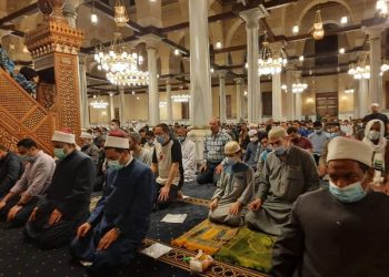 وزير الأوقاف ينشر صور أول صلاة تراويح بـ مسجد الإمام الحسين بعد تطويره 1