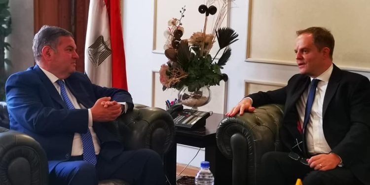 وزير قطاع الأعمال العام يبحث مع سفير بريطانيا بالقاهرة تعزيز التعاون الاقتصادي