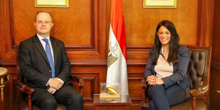 المشاط تلتقي السفير البريطاني بالقاهرة لبحث تعزيز العلاقات الثنائية