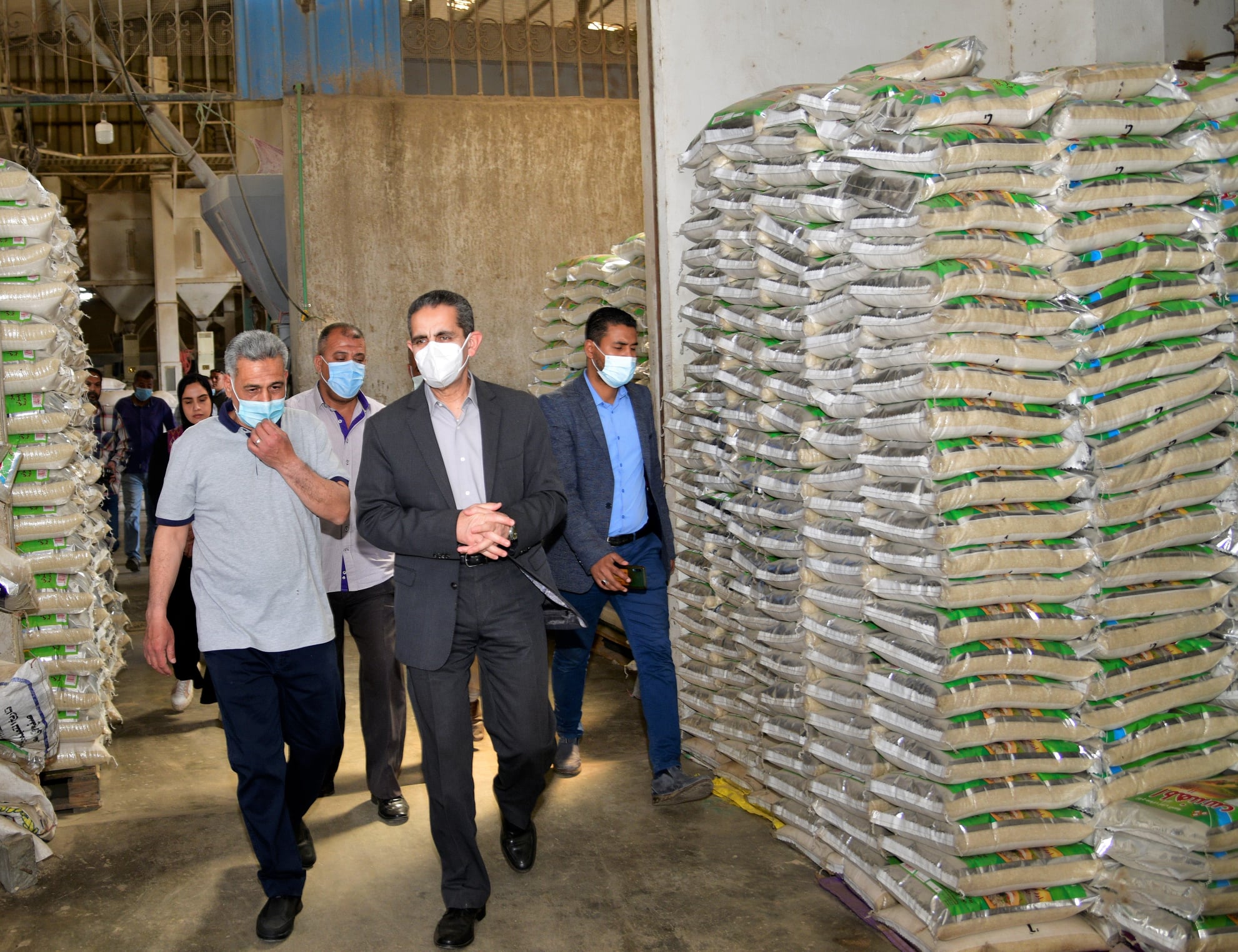 محافظ الغربية يتفقد مضارب الأرز ومصانع تعبئة السكر بطنطا 1