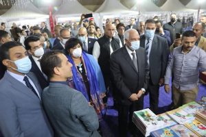 وزيرة الثقافة ومحافظ الجيزة يفتتحون معرض فيصل العاشر للكتاب 3