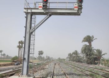 «لضمان أمن وسلامة الركاب».. دخول إبراج إشارات جديدة بـ خط سكك حديد بني سويف (صور)