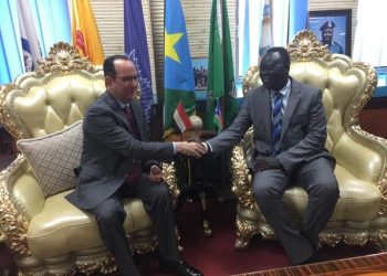 السفير المصري في جوبا يلتقي وزير الداخلية الجنوب سوداني 4