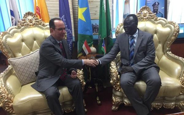 السفير المصري في جوبا يلتقي وزير الداخلية الجنوب سوداني 1