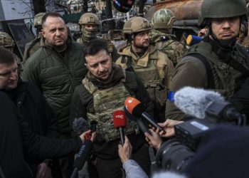 الرئيس الأوكراني يزور بوتشا بعد الانتهاكات الروسية المزعومة ويندد: إبادة جماعية