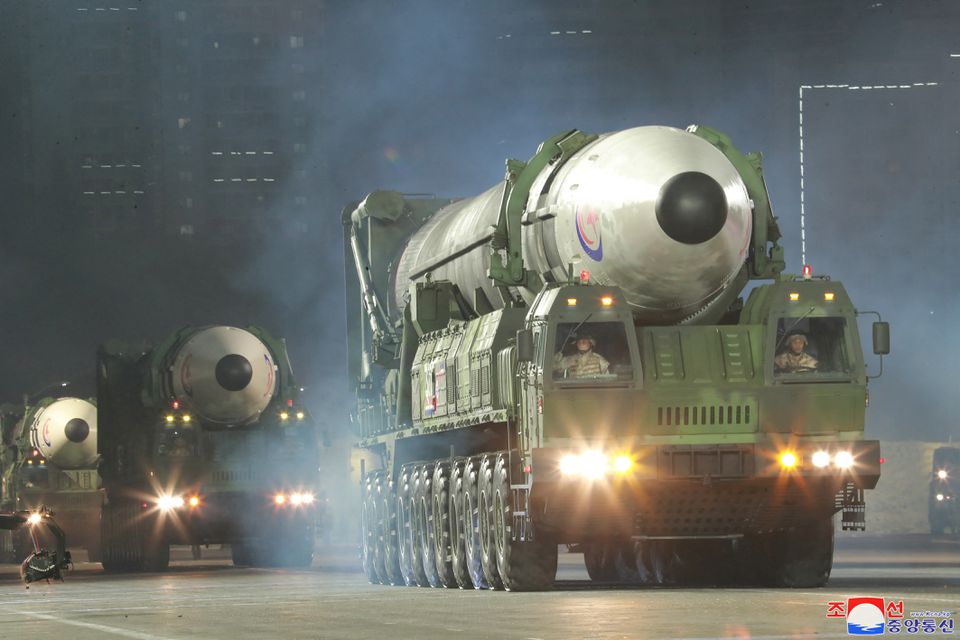 زعيم كوريا الشمالية يتعهد بتعزيز الترسانة النووية ويستعرض صواريخ باليستية عابرة للقارات| صور 1