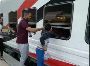 «في رمضان»| شباب دشنا يعزموا القطار على الإفطار بـ محطة السعادة (صور وفيديو) 13