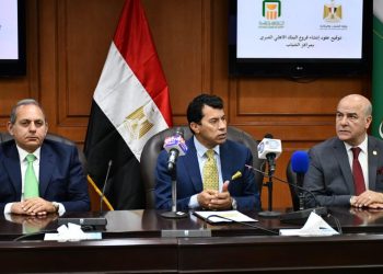 وزير الشباب والرياضة يشهد توقيع عقود ١٢ فرع للبنك الأهلي المصري بمراكز الشباب 5