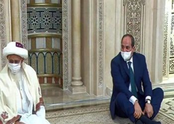 السيسي يستمع لآيات من القرأن الكريم خلال تفقده مسجد الحسين 1