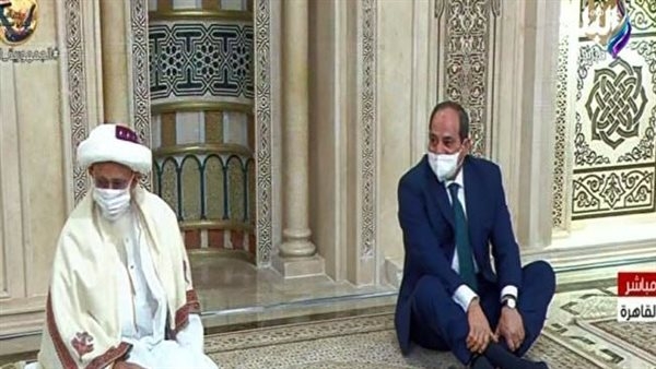 السيسي يستمع لآيات من القرأن الكريم خلال تفقده مسجد الحسين 1