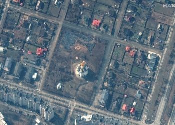 تُظهر صورة الأقمار الصناعية موقع القبر مع خندق يبلغ طوله حوالي 45 قدمًا (حوالي 13.7 مترًا) في القسم الجنوبي الغربي من المنطقة بالقرب من كنيسة القديس أندرو و Pyervozvannoho All Saints ، في بوتشا ، أوكرانيا ، 31 مارس 2022