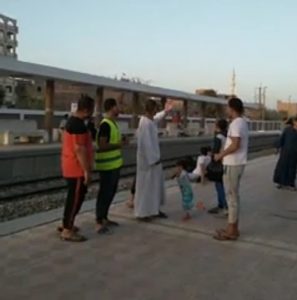 «في رمضان»| شباب دشنا يعزموا القطار على الإفطار بـ محطة السعادة (صور وفيديو) 11
