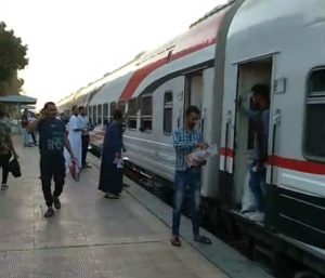 «في رمضان»| شباب دشنا يعزموا القطار على الإفطار بـ محطة السعادة (صور وفيديو) 12