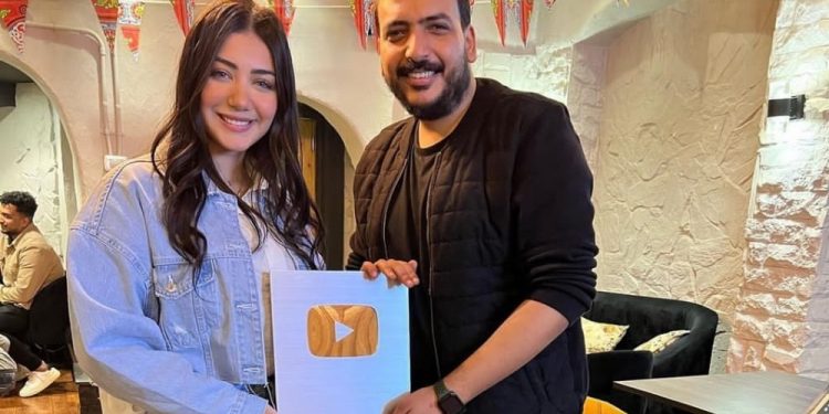 مؤمن منير يحتفل مع "شيماء المغربي" بعد حصد الدرع الاول لها 1