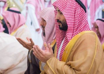 ولي العهد السعودي يزور المسجد النبوي ويؤدي الصلاة في الروضة الشريفة 4