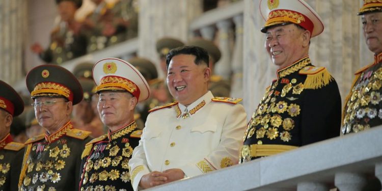 زعيم كوريا الشمالية يتعهد بتعزيز الترسانة النووية ويستعرض صواريخ باليستية عابرة للقارات