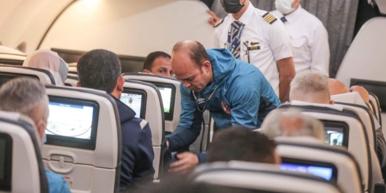 طبيب الأهلي يُسعف سيدة مغربية على الطائرة 1