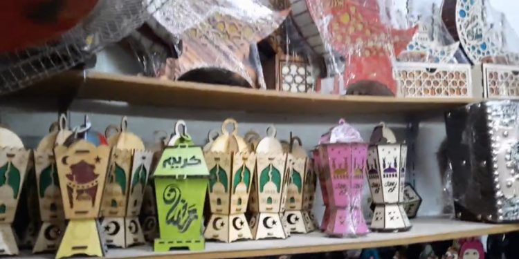 حميدو أشهر صانع فوانيس خشبية و هدايا العيد بدمياط 1