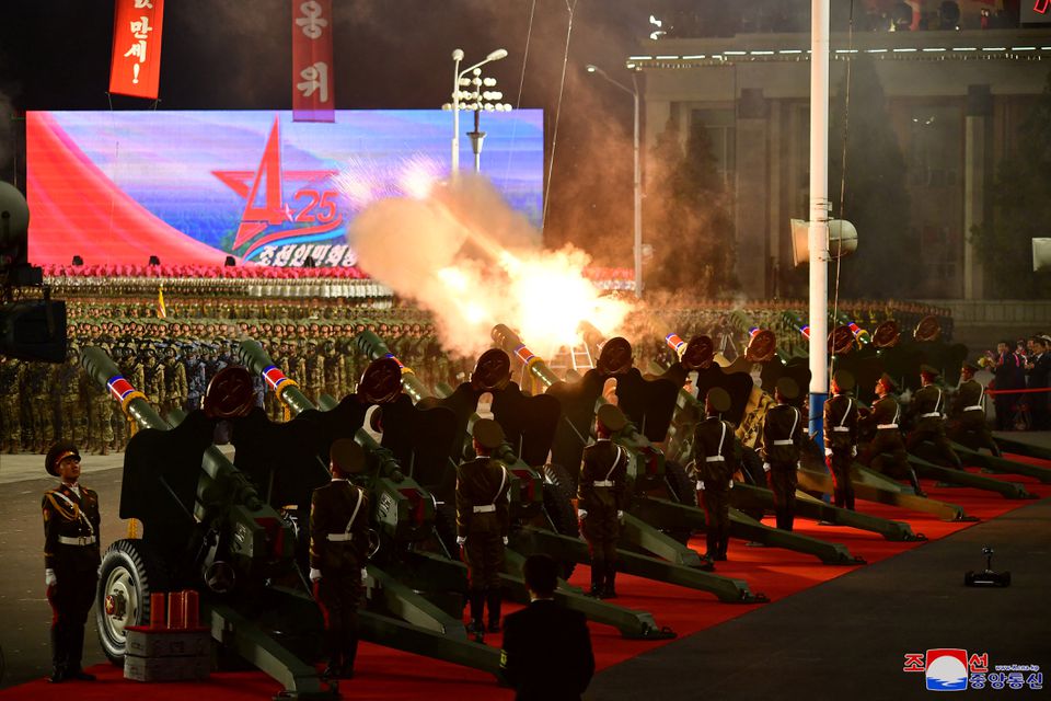زعيم كوريا الشمالية يتعهد بتعزيز الترسانة النووية ويستعرض صواريخ باليستية عابرة للقارات| صور 2