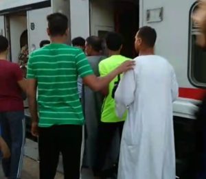 «في رمضان»| شباب دشنا يعزموا القطار على الإفطار بـ محطة السعادة (صور وفيديو) 8