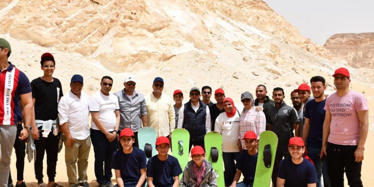 وزير الرياضة يشهد مسابقات التزلج على الرمال في مستهل زيارته للواحات البحرية 1