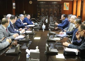 وزير الكهرباء يلتقي محافظ جنوب سيناء للتنسيق حول قمة المناخ العالمية بشرم الشيخ 1