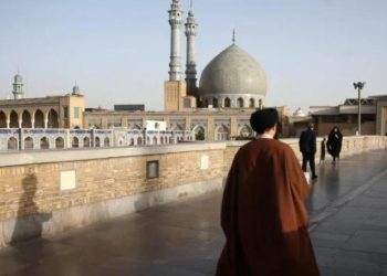 مقتل رجل دين إيراني وجرح اثنان في هجوم طعن بأكبر مجمع شيعي 4