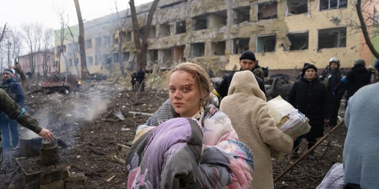 تحت الحصار الروسي.. أوكرانيا تجلي مدنيين من مصنع للصلب