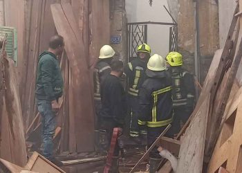 انتداب المعمل الجنائي لمعاينة حريق بمخزن أخشاب في منشاة ناصر