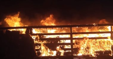 إخماد حريق في شاحنة ليبية محملة بالملابس بالضبعة  1