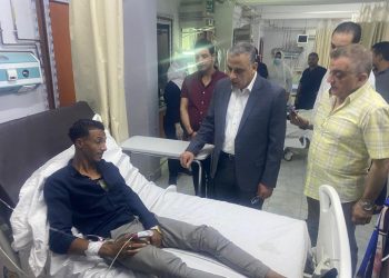 بعد مصرع وإصابة 28 شخصًا.. محافظ سوهاج يزور المصابين بالمستشفى الجامعي بسوهاج