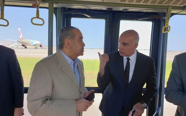 وزير الطيران يتفقد مطار شرم الشيخ لمتابعة التشغيل والاطمئنان على جودة خدمات المسافرين 1