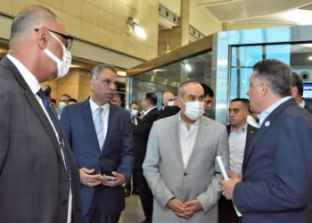وزير الطيران يتفقد مطار القاهرة لمتابعة انتظام التشغيل وتهنئة العاملين والمسافرين 1