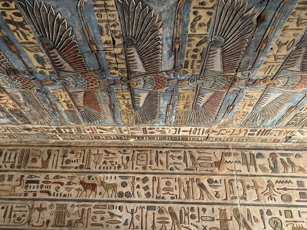 الإدارة المركزية لـ الآثار المصرية: نقوش المعبد عانت من الأتربة والإتساخات و مخلفات الطيور والوطاويط 1