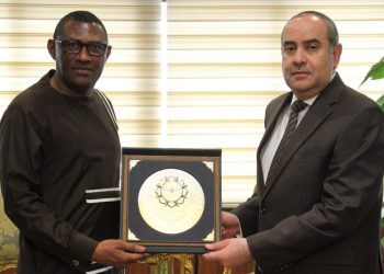 وزير الطيران يستقبل سفير سيراليون بالقاهرة
