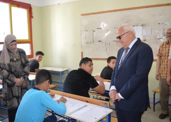 محافظ بورسعيد يتابع سير امتحانات الشهادة الإعدادية في مادة اللغة العربية  