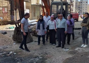 محافظ بورسعيد يتابع سير العمل بمشروعات الصرف الصحي بالضواحي والزهور