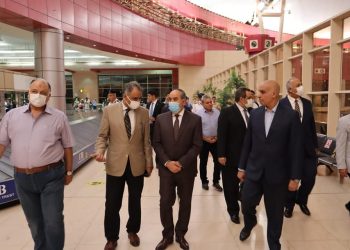 وزير الطيران يتفقد مطار شرم الشيخ.. ويقدم كافة التسهيلات لضيوف مصر