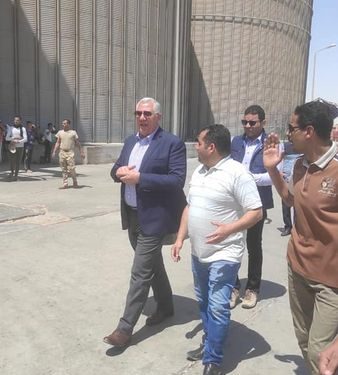 وزير الزراعة يتابع توريد القمح بصومعة بنهسة في محافظة المنيا