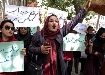 مظاهرات نسائية في أفغانستان احتجاجًا على فرض طالبان ارتداء النقاب