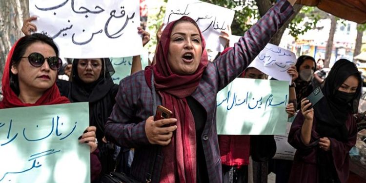 مظاهرات نسائية في أفغانستان احتجاجًا على فرض طالبان ارتداء النقاب