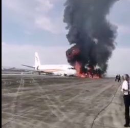 اشتعال النيران في طائرة داخل مطار بالصين.. فيديو 2